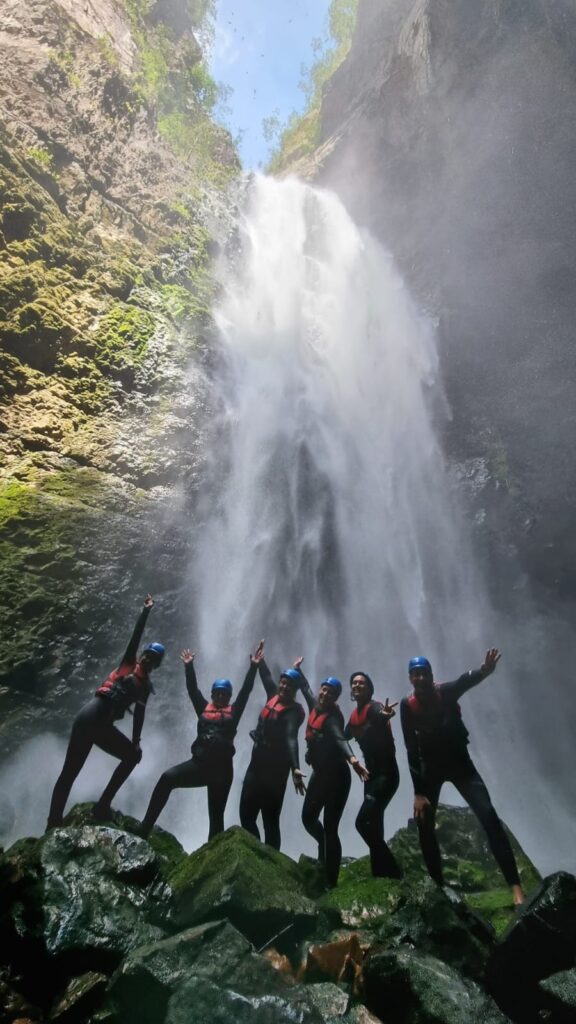 Grupo de visitantes na Cachoeira do Dragão na Chapada dos Veadeiros.